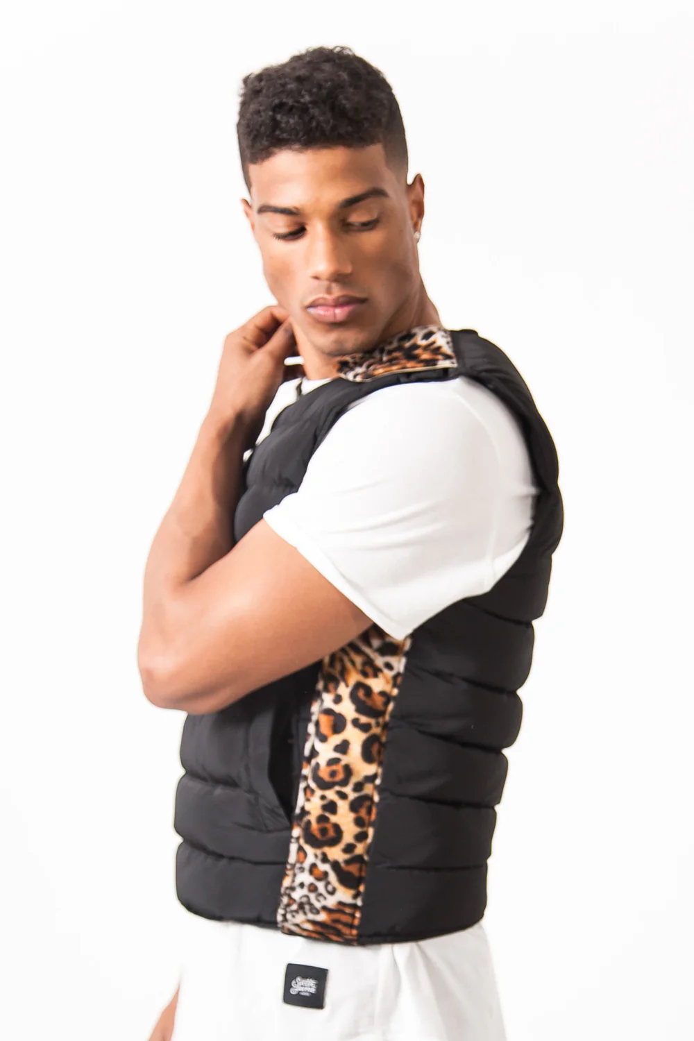 Veste matelassée sans manches noire léopard - Image 5