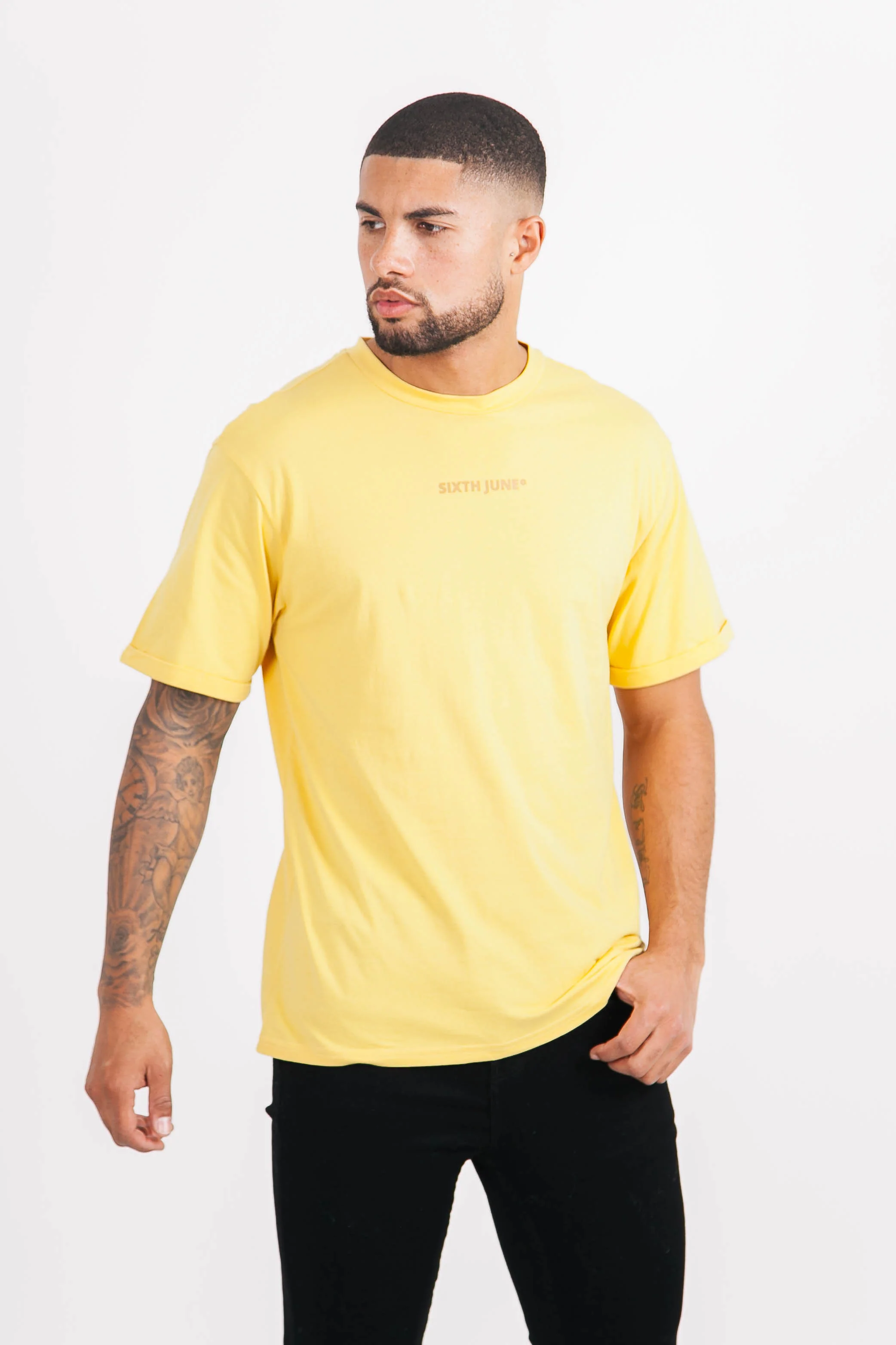 T-shirt basique logo manches jaune moutarde - Image 2