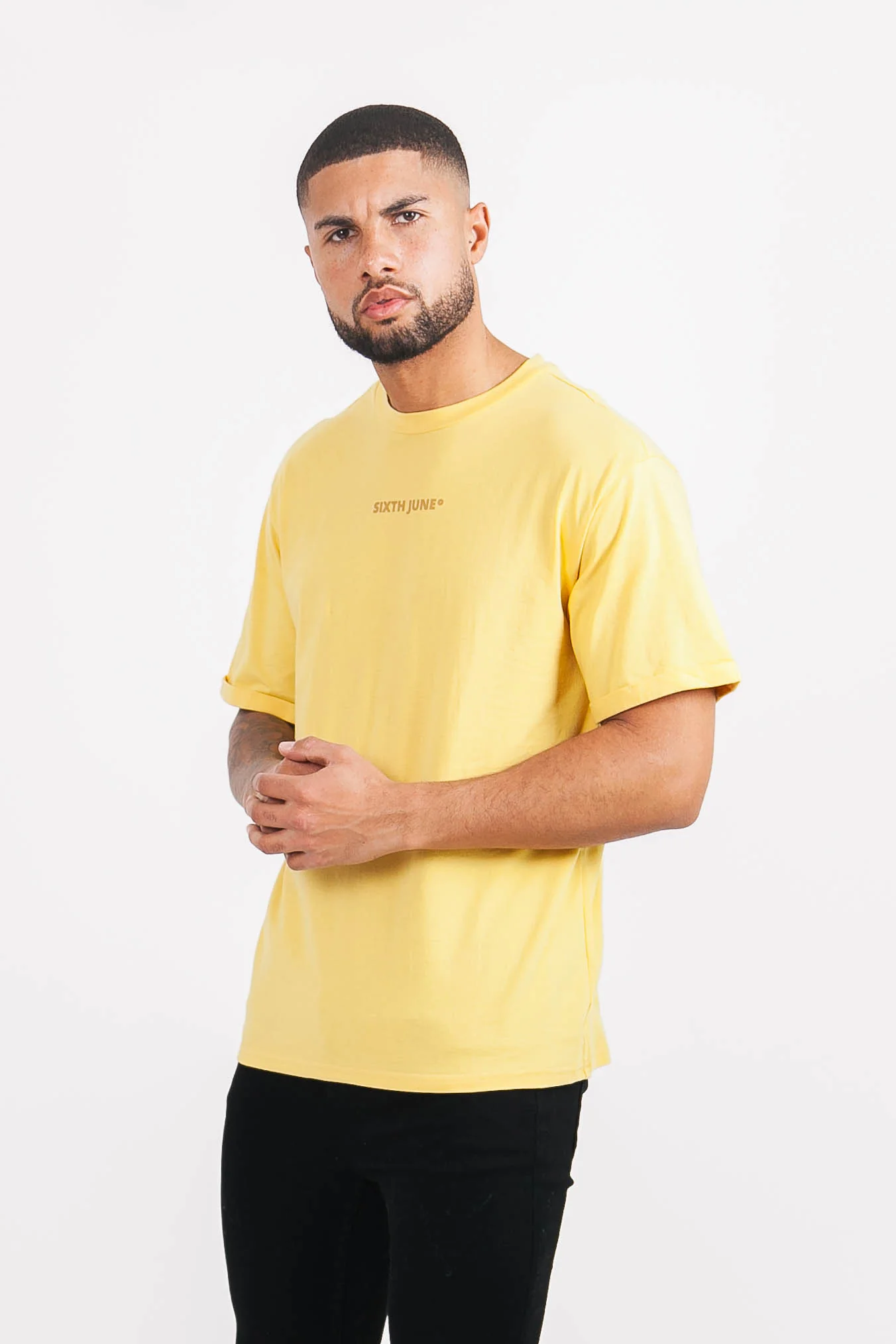 T-shirt basique logo manches jaune moutarde - Image 3