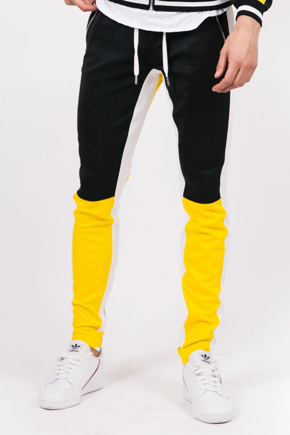 Jogging tricolore boucles jaune noir blanc