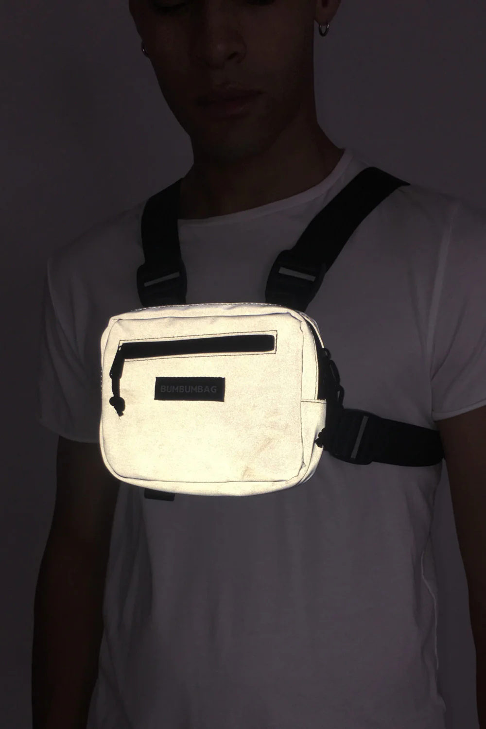Mini sac poitrine réfléchissant logo noir - Image 2