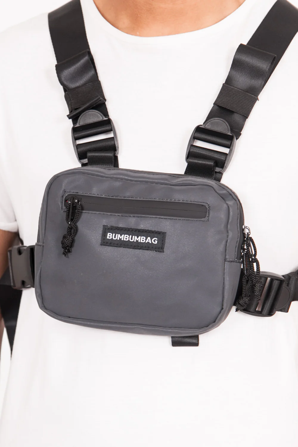 Mini sac poitrine réfléchissant logo noir - Image 3