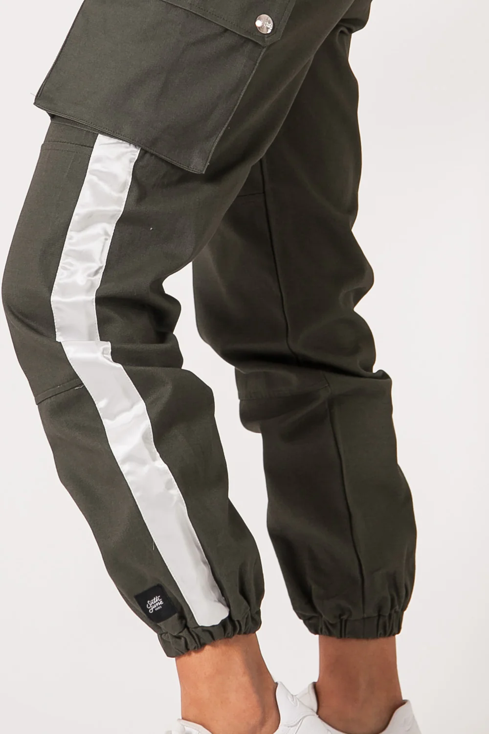 Pantalon cargo bandes satin vert blanc - Image 3