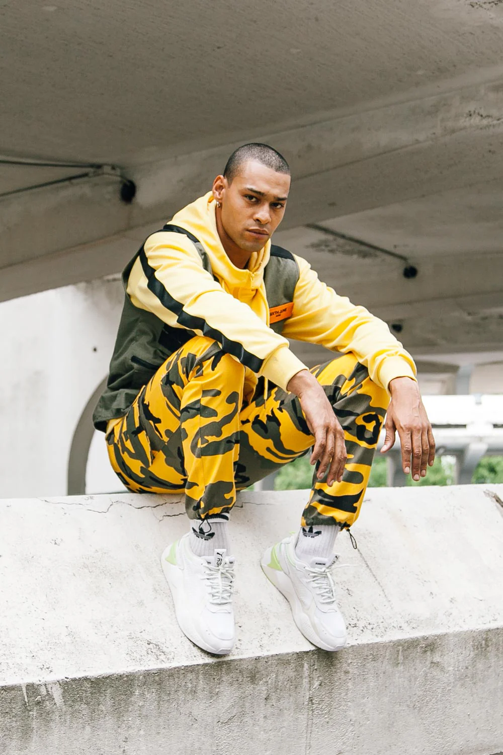 Pantalon cargo élastique camouflage jaune - Image 6