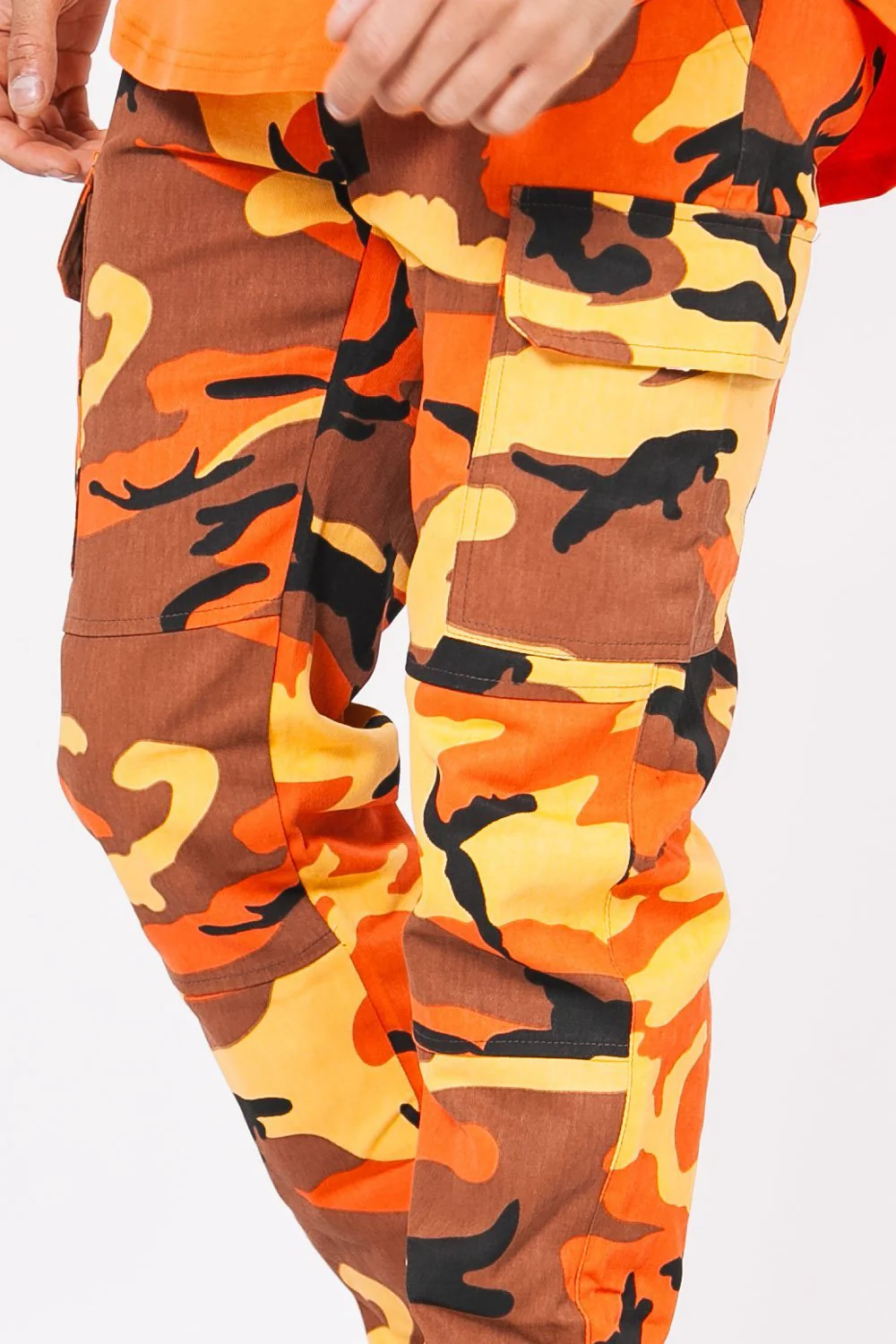Pantalon cargo élastique camouflage orange - Image 2