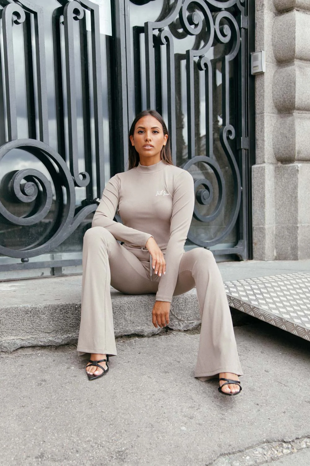 Pantalon flare logo taupe - Image 6