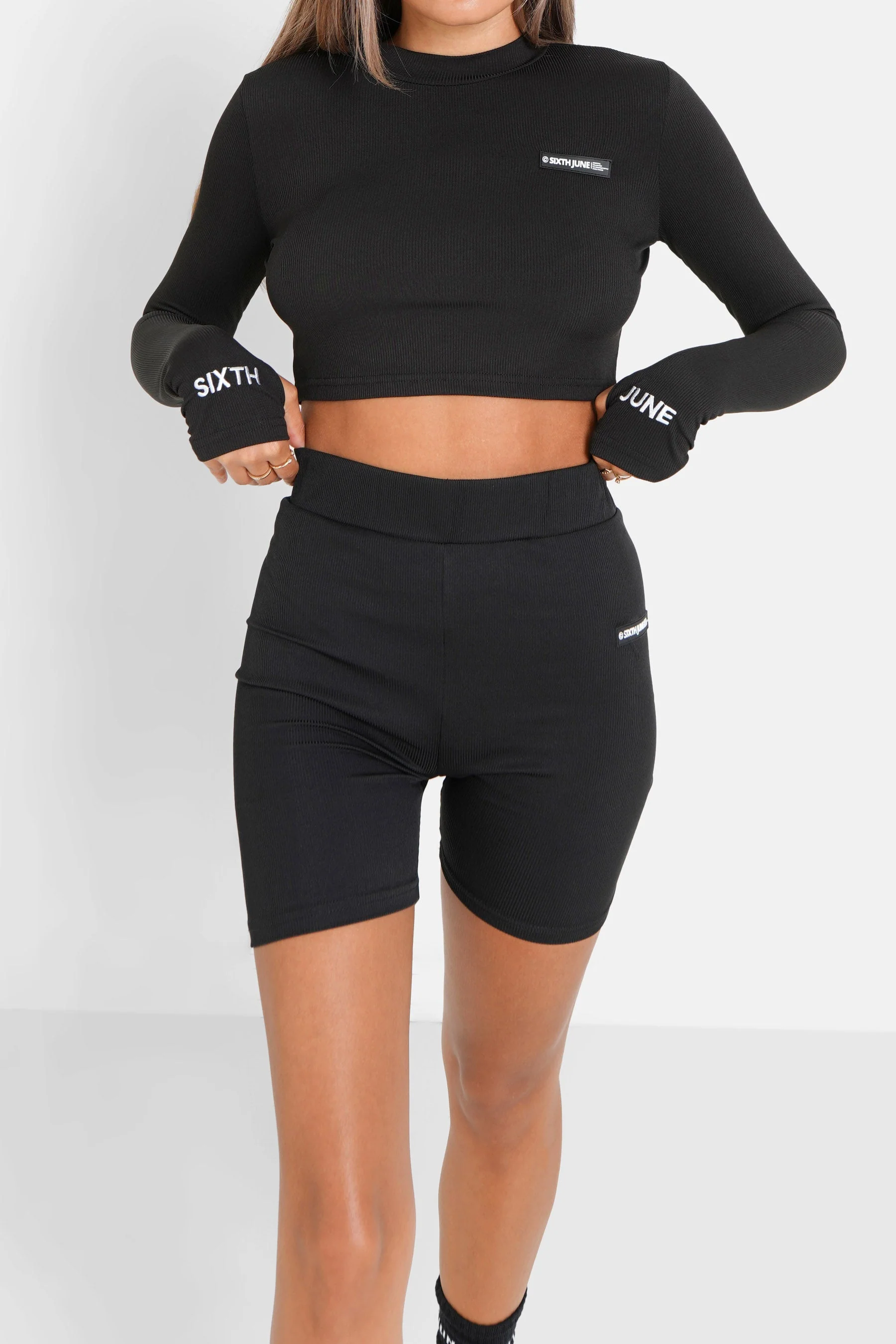 Short court satiné brodé Noir