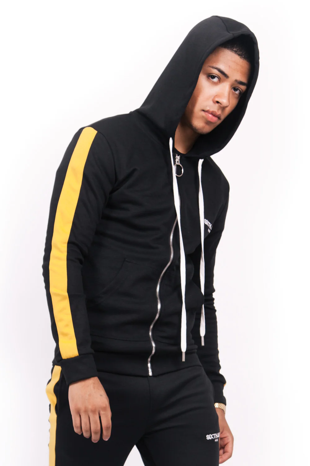 Sweat capuche bandes noir jaune - Image 2