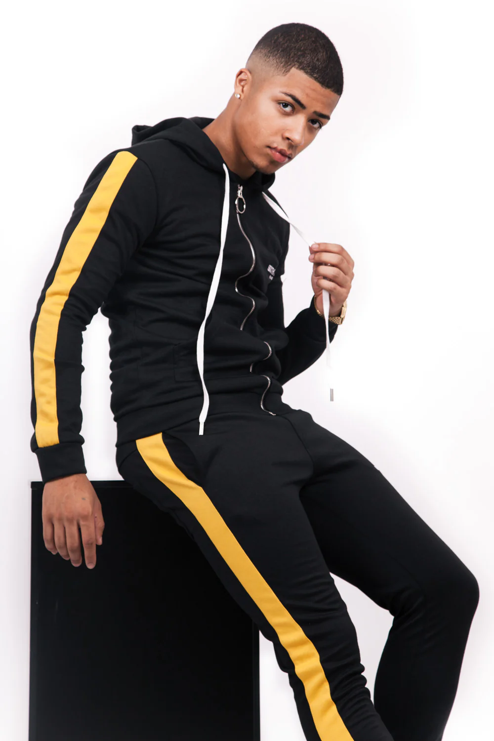 Sweat capuche bandes noir jaune - Image 4