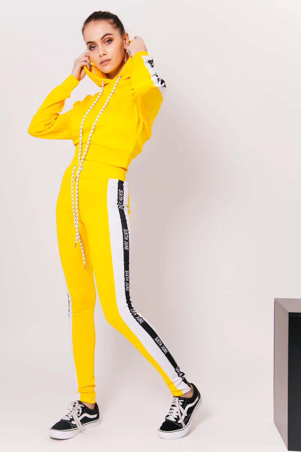 Sweatshirt court bandes logo jaune - Image 6
