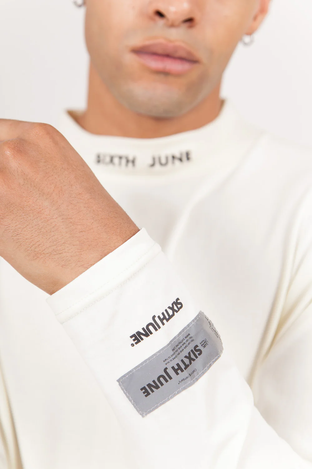 T-shirt col cheminée logo blanc cassé - Image 3