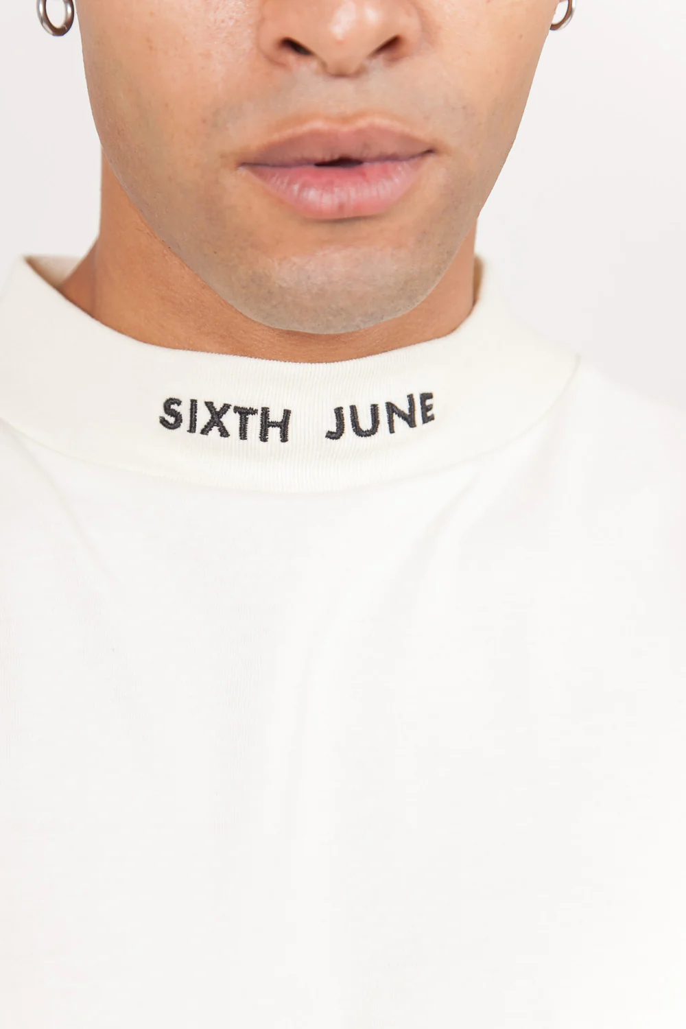 T-shirt col cheminée logo blanc cassé - Image 4